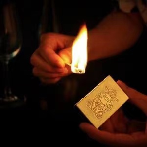 Cómo encender un cigarro con fós: ¿Un toque tradicional con papel de lija de fósde Strike-on-Box